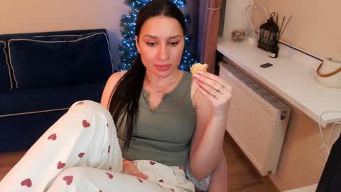 Snapshot of heaven_chloe chatting on December 12, 4:53 pm Heaven girl online show from December 12, 4:53 pm