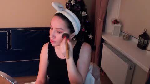 Snapshot of heaven_chloe chatting on December 24, 2:12 pm Heaven girl online show from December 24, 2:12 pm