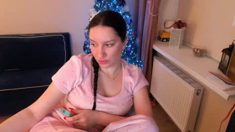 Snapshot of heaven_chloe chatting on January 11, 11:24 pm Heaven girl online show from January 11, 11:24 pm