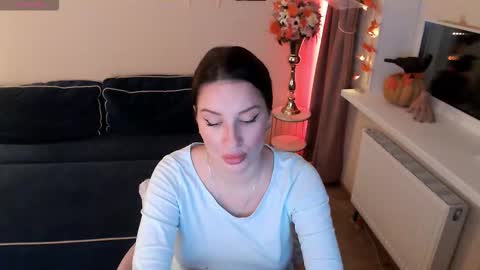 Snapshot of heaven_chloe chatting on October 20, 7:17 pm Heaven girl online show from October 20, 7:17 pm