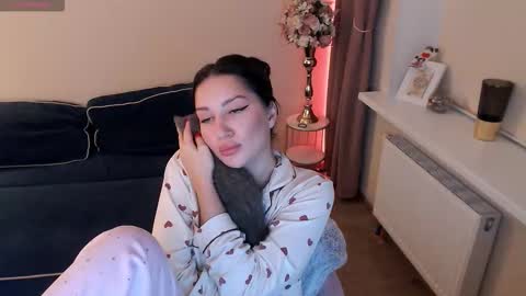 Snapshot of heaven_chloe chatting on September 25, 8:17 pm Heaven girl online show from September 25, 8:17 pm