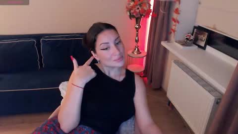 Snapshot of heaven_chloe chatting on October 18, 7:15 pm Heaven girl online show from October 18, 7:15 pm