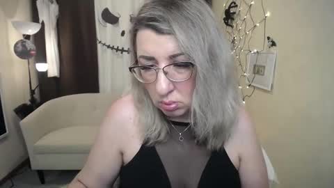 helenenigma online show from October 23, 6:47 pm