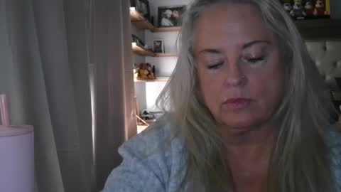 Hunnys Hive online show from February 25, 9:15 pm