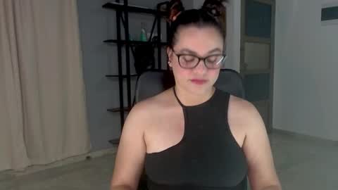 Snapshot of hillary_12 chatting on December 21, 1:15 am Miranda online show from December 21, 1:15 am