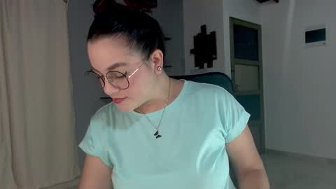 Snapshot of hillary_12 chatting on December 20, 1:25 am Miranda online show from December 20, 1:25 am