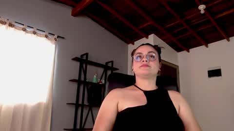 Snapshot of hillary_12 chatting on December 29, 8:58 pm Miranda online show from December 29, 8:58 pm