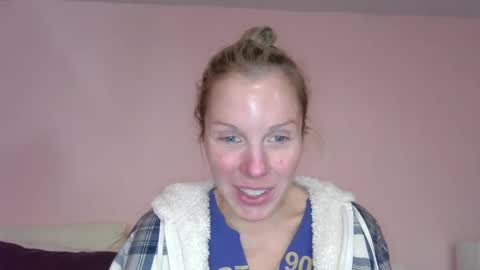 Snapshot of holly_bourbon chatting on October 12, 8:33 pm holly_bourbon online show from October 12, 8:33 pm