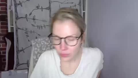 Snapshot of holly_bourbon chatting on October 20, 8:12 pm holly_bourbon online show from October 20, 8:12 pm