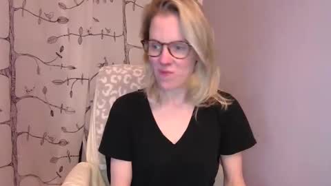 Snapshot of holly_bourbon chatting on October 31, 1:51 am holly_bourbon online show from October 31, 1:51 am