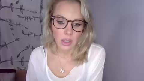 Snapshot of holly_bourbon chatting on October 14, 7:38 pm holly_bourbon online show from October 14, 7:38 pm