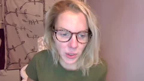 Snapshot of holly_bourbon chatting on October 16, 2:36 am holly_bourbon online show from October 16, 2:36 am