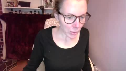 Snapshot of holly_bourbon chatting on October 30, 1:41 am holly_bourbon online show from October 30, 1:41 am