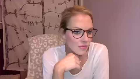 Snapshot of holly_bourbon chatting on October 10, 11:53 pm holly_bourbon online show from October 10, 11:53 pm