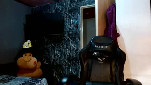 holly_thomsonx69 online show from March 2, 1:15 am