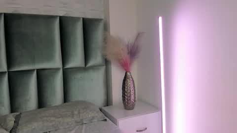 hollypeach_ online show from February 2, 7:24 pm