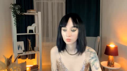 Holly online show from November 12, 3:43 pm