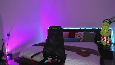 Snapshot of holy_khloe chatting on January 19, 1:22 pm Kira Purrr online show from January 19, 1:22 pm