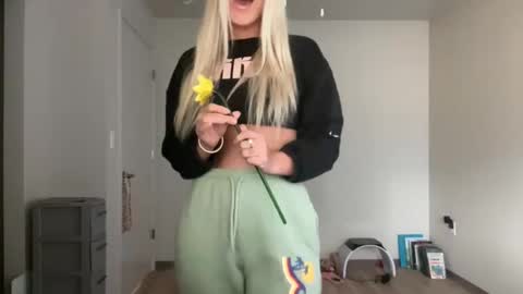 honeybun_z online show from March 2, 11:32 pm