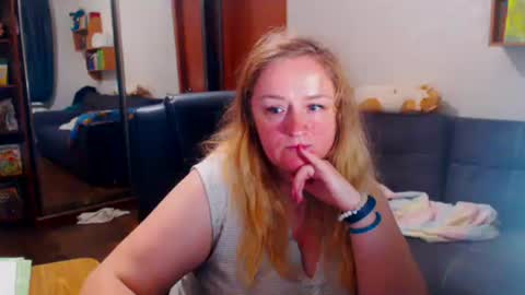 HoneydewMolly online show from November 19, 7:25 pm