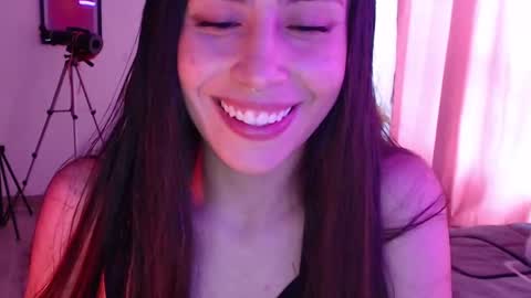 Snapshot of honeyypeaach chatting on February 19, 9:36 pm    online show from February 19, 9:36 pm