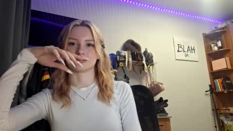 ShyLuna online show from January 17, 3:36 am