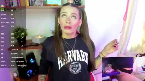 Lisa Hyga online show from November 9, 7:10 pm