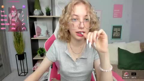 Mia online show from November 12, 3:43 pm