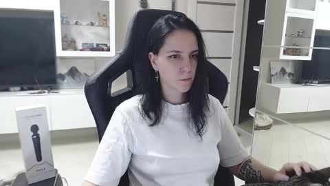 Irwi Tomboy online show from December 25, 1:30 pm