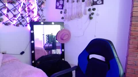 Snapshot of isa_bunny18 chatting on October 22, 2:27 am isabela online show from October 22, 2:27 am