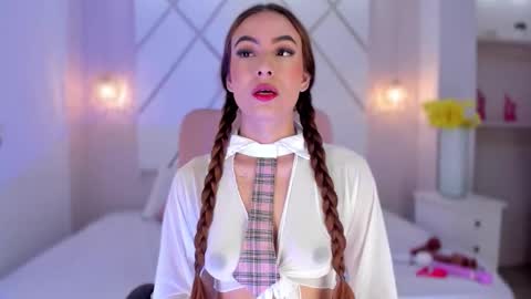 Isa  online show from December 4, 4:19 pm