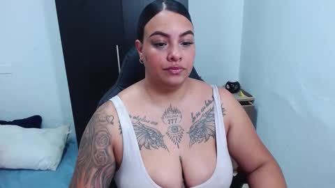 Snapshot of isabella_hots chatting on February 9, 11:25 am  estefania online show from February 9, 11:25 am