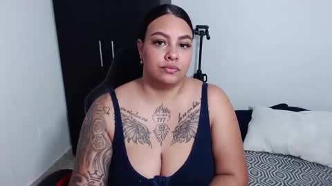 Snapshot of isabella_hots chatting on December 10, 11:11 am  estefania online show from December 10, 11:11 am
