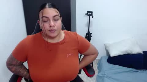 Snapshot of isabella_hots chatting on December 5, 9:06 pm  estefania online show from December 5, 9:06 pm