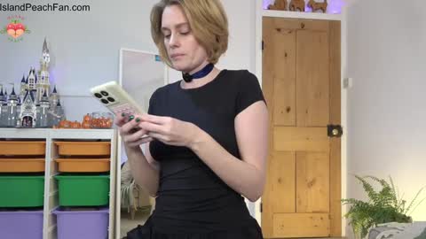 Lou  Peaches online show from October 25, 1:19 pm