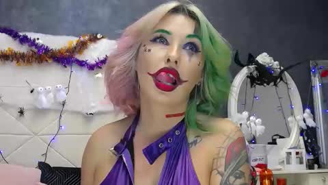 IssaSmyth online show from October 31, 8:29 am