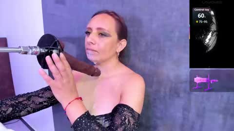 Snapshot of issys_milf chatting on October 1, 12:10 pm ISSYS online show from October 1, 12:10 pm