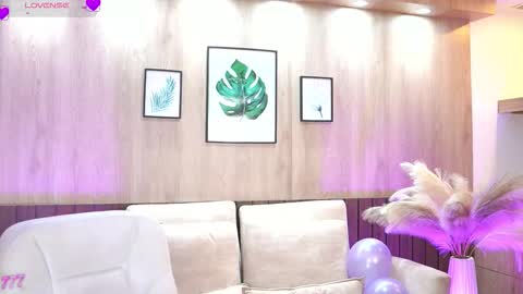 izislust online show from February 25, 12:04 pm