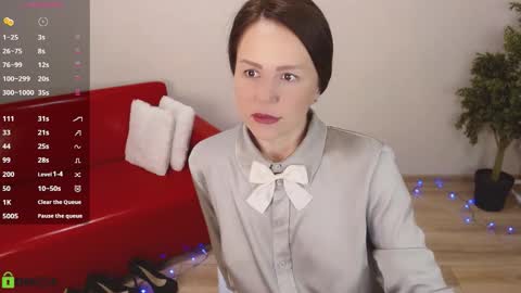 Queen of nylon  Victoria online show from March 4, 5:25 am