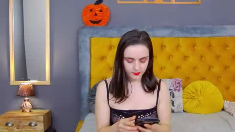 Jessica White online show from November 25, 5:20 am