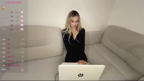 Snapshot of jill_vill chatting on October 17, 4:10 pm Daphne online show from October 17, 4:10 pm