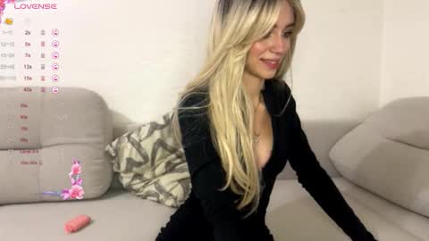 Snapshot of jill_vill chatting on October 20, 6:44 pm Daphne online show from October 20, 6:44 pm