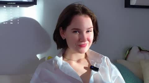 Snapshot of joancrumpton chatting on October 21, 2:15 am Alice in the country of dreams online show from October 21, 2:15 am