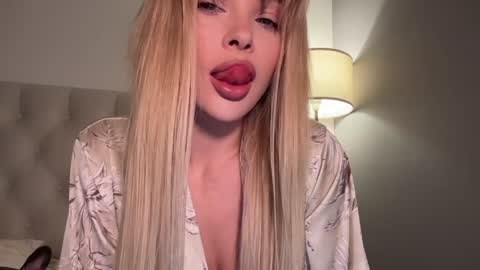 Jennie and Sophia online show from February 2, 6:20 pm