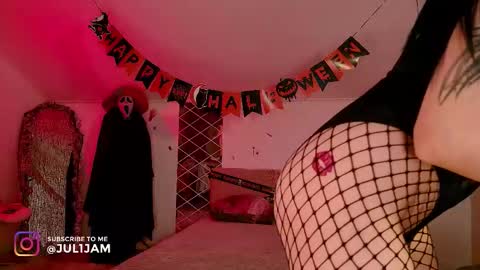 Snapshot of juli_jam chatting on October 10, 5:18 pm Hi call me July My fav speed 111222333666 PVT open online show from October 10, 5:18 pm