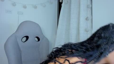 julia_strauns online show from January 3, 5:06 am