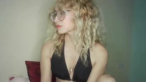 Snapshot of juliamack chatting on December 19, 2:01 am JuliaMack online show from December 19, 2:01 am