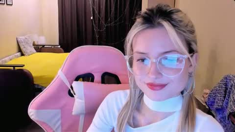 Julie online show from December 4, 3:24 pm