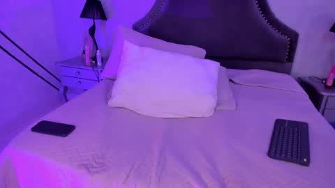 julietakane online show from December 5, 8:55 pm