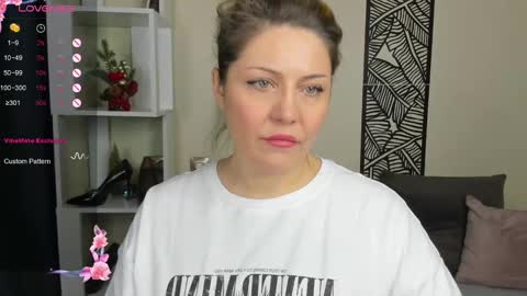 Jully online show from December 9, 2:02 am